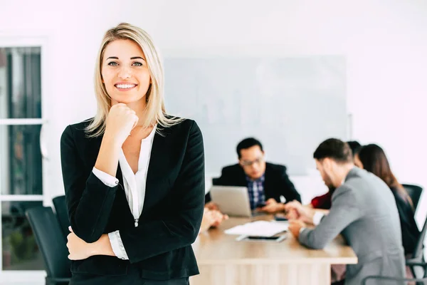 Empresaria Gerente Pie Sonrisa Con Equipo Negocios Trabajando Juntos Fondo — Foto de Stock