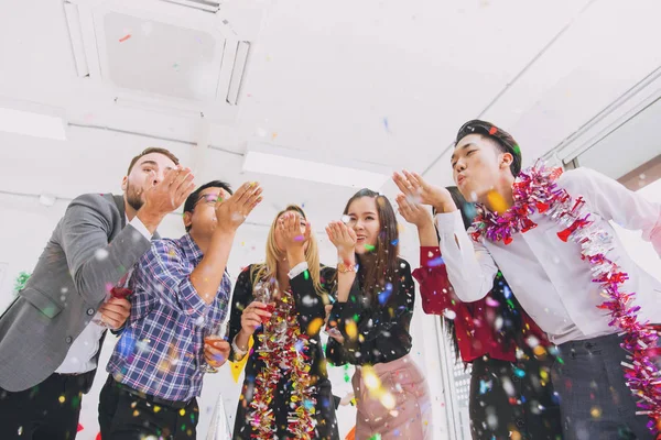 Щасливі Новорічні Барвисті Вечірки Офісі Ділових Людей Розважаються Разом Мікс — стокове фото