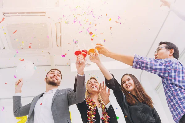 Новым Годом Красочные Вечеринки Офисе Бизнес Люди Весело Вместе Смешать — стоковое фото