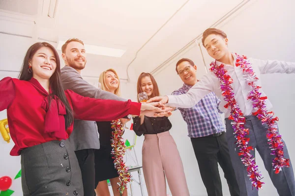 Gente Negocios Unen Mano Fiesta Oficina Colorido — Foto de Stock