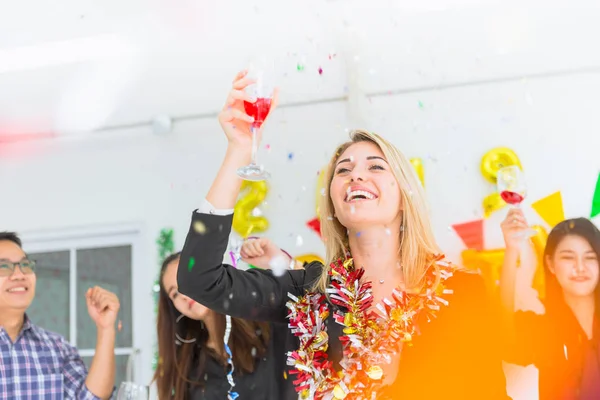 Jefe Caucásico Mujeres Negocios Bailan Fiesta Oficina Celebración Diversión Año —  Fotos de Stock