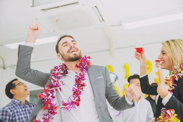 Caucasien Patron Homme Affaires Danse Dans Bureau Fête Nouvelle Année — Photo