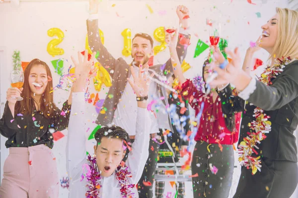 Feliz Año Nuevo Colorido Partido Oficina Gente Negocios Diversión Juntos —  Fotos de Stock