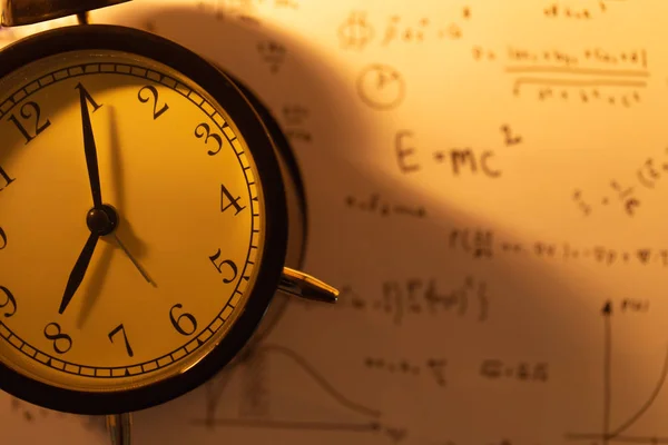 数学方程式背景色ビンテージ トーンと時計の時間 — ストック写真