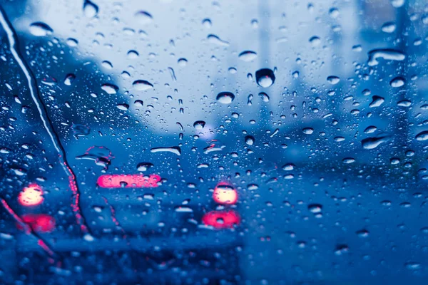 ıslak yol fırtına nemli bir araba ne zaman yağmur