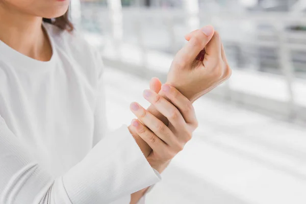 Mujeres Negocios Primer Plano Sosteniendo Frotar Dolor Muñeca Por Uso — Foto de Stock