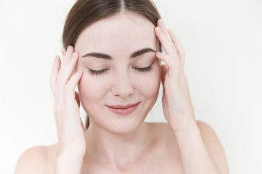 Kadın güzelliği ile yüzü kendini baş masaj ovmak gülümseme relax stres ağrı.