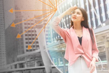 Güzel kız Uv güneş ışınları ve şehir kirliliği koruma cilt bakım kavramı ile mutlu.