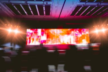 hareket bulanıklığı kalabalık kişi ile Kongre salonunda renkli sahne gösterisi.