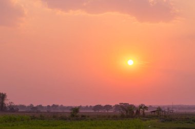 Tayland kırsal kırsal günbatımı turuncu gökyüzü manzara.