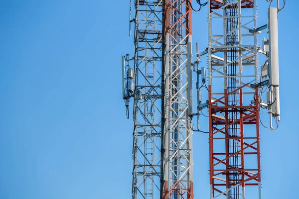 クローズ アップ通信塔の金属フレームが青空に分離 — ストック写真