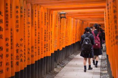 Japon öğrenci alan Fushimi Inari yürüyüş gezileri kırmızı yakın gates Kyoto, Japonya, 13 Kasım 2017 türbe.