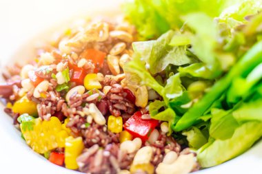 Vejetaryen Gıda, kızarmış siyah pirinç sebze karışımı salata ile.