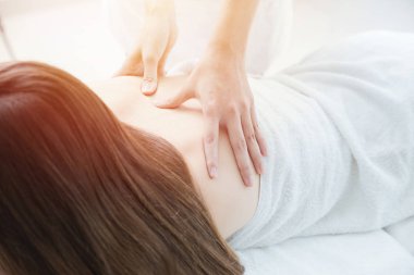 portre geri masaj spa beyaz temiz sesi