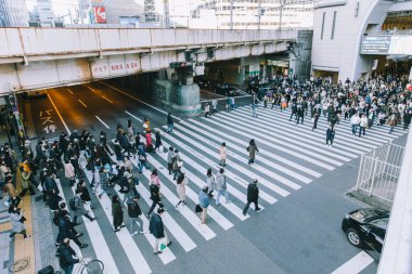 Japon iş adamları ve turist kalabalık çapraz yolun Umeda İstasyonu Osaka metro City, Japonya, 13 Ocak 2019.
