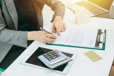 closeup ilgili insanlar şarkı kredi ev kişi kredi kartı ve hesap makinesi Office ile.