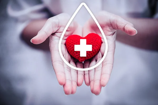 Hand Att Rött Hjärta För Hjälp Blod Donation Sjukhus Eller — Stockfoto