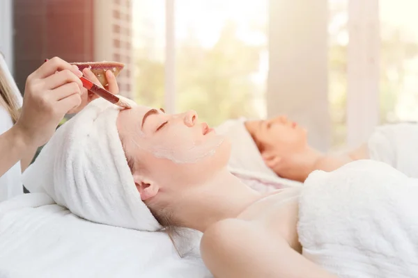Mulheres Fazendo Rosto Pele Spa Massagem Com Asiático Herbal Pasta — Fotografia de Stock