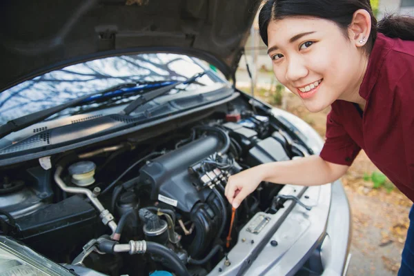 Teen Ragazza Cappa Aperta Controllare Livello Dell Olio Motore Del — Foto Stock