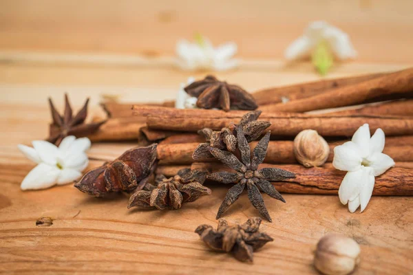 Kräuteranis Sterne Mit Zimt Auf Rustikalem Holztisch — Stockfoto