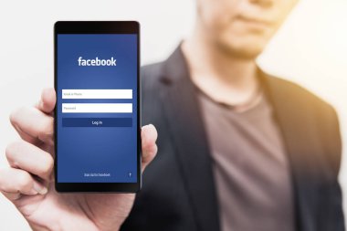 Haritayı clipp bir ekranla akıllı telefon boş tutan işadamı el