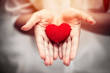 kalp kavramı, güzel aşk ve kız ellerinde paylaşmak.