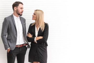 iş modern insan ayakta birlikte boşaltmak ile konuşurken bir kaç.