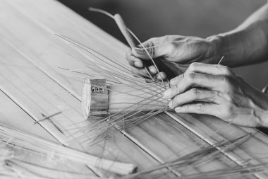 closeup Asya işçi el el işi örgü sepeti siyah-beyaz sanat sesi yapma.