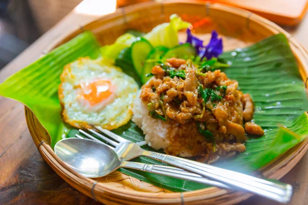 Receita Comida Tailandesa Autêntica Krapow Moo Kai Dow Manjericão Porco — Fotografia de Stock