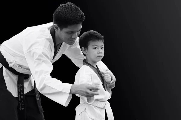 Taekwondo Maestro Cintura Nera Insegnare Bambino Combattere Guardia Sfondo Nero — Foto Stock