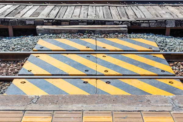 Σιδηρόδρομος Που Διασχίζουν Πεζοδρόμιο Για Άνθρωποι Περπατούν Προσοχή Κίτρινη Γραμμή — Φωτογραφία Αρχείου