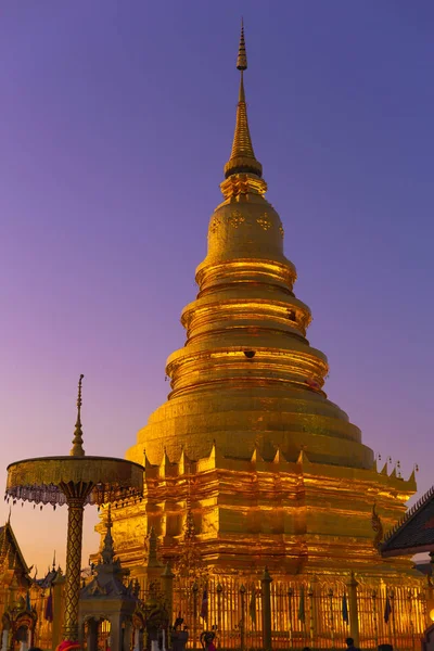 Wat Phra Hariphunchai Буддийский Храм Золотая Пагода Lamphun Красивые Сумерки — стоковое фото