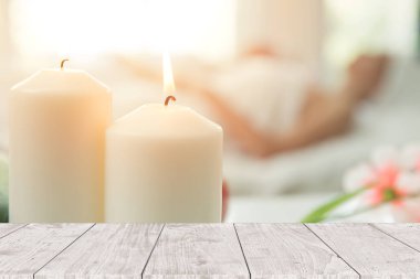 ahşap masa forground ile aroma mum spa konsept dekorasyon
