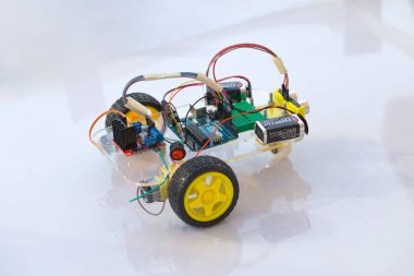 çocuk eğitimi için mikro denetleyici açık kaynak devre donanımından yapılan elektonik araç robot kiti modülü gelecek.20 Ocak 2018, Bangkok, Tayland.