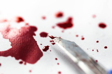 tetanoz kavramı nın tehlike için grunge kan damla sıçrama ile pas kirli bıçak kesici.