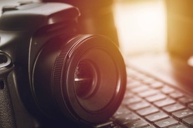 bilgisayar dizüstü bilgisayar klavyenormal düzeltme lens ile closeup dijital kamera Dslr.