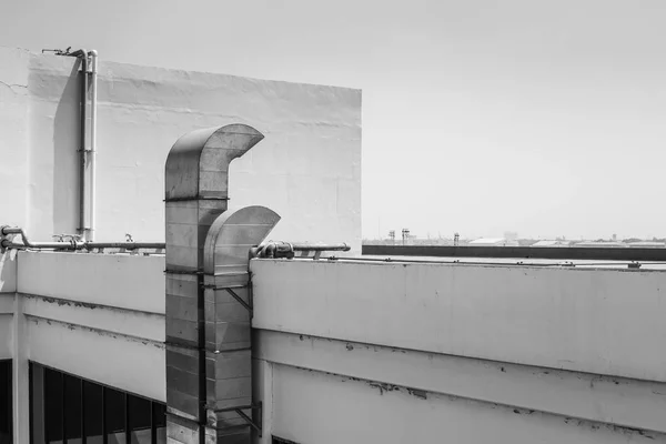 Dach Gebäude Lüftungsrohr Vintage Schwarz Und Weiß Monoton — Stockfoto