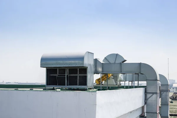 Tak Byggnad Luft Ventilation Flow System Vent Pipe Fläkt Hvac — Stockfoto