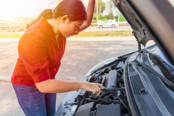 Asiatico Giovanissima Ragazza Aperto Auto Cappuccio Controllare Motore Olio Fix — Foto Stock