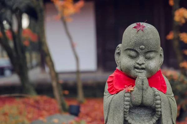 美丽的可爱平静祈祷佛陀石工艺雕像在日本神社 — 图库照片