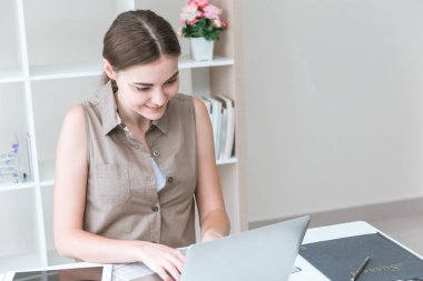 ev ofis portait dizüstü bilgisayar ile çalışan iş kadınları