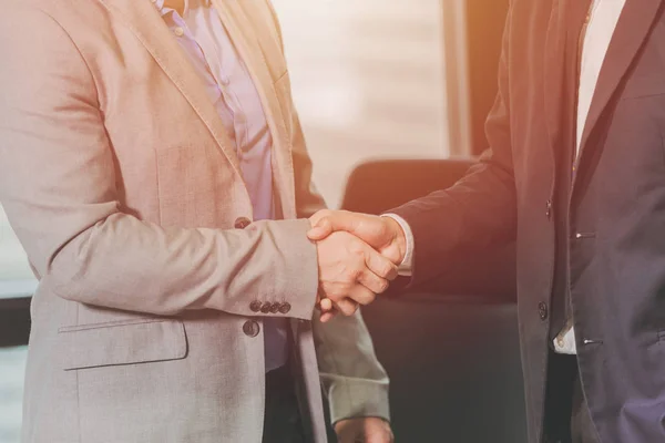 两位商人握手 为工作成功完成工作或在办公室交易合同 — 图库照片