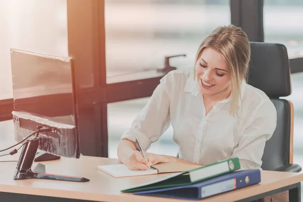 Sorriso Feliz Jovem Businessgirl Ocupado Trabalhando Ocupado Escritório Recepcionista Assistente — Fotografia de Stock