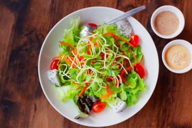sos ile sebze meyve karışımı salata, ahşap masada vejetaryen düşük yağlı yüksek lif üst görünümü için temiz ve sağlıklı gıda