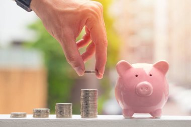 Piggy Bank Sikke Yığını ile, Erkek El Tasarruf Para kavramı