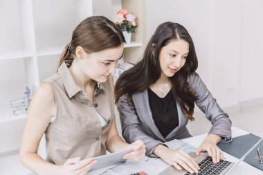 maneger ofiste ilk gün yeni iş öğrenmek için yeni çalışan öğretim