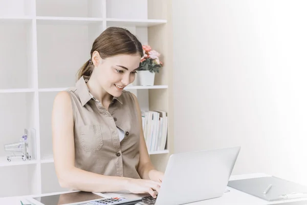Negócios mulher escritório menina gosta de trabalhar na mesa com laptop sorrindo — Fotografia de Stock