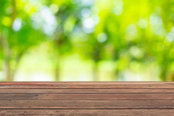 Tischplatte Mit Unscharfer Grüner Natur Freien Für Produktvorlagen Hintergrund — Stockfoto