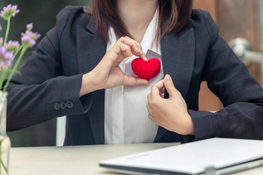 Hizmet Zihin, iş adamları kavramı sevgi kalp ile Müşteri hizmetleri.