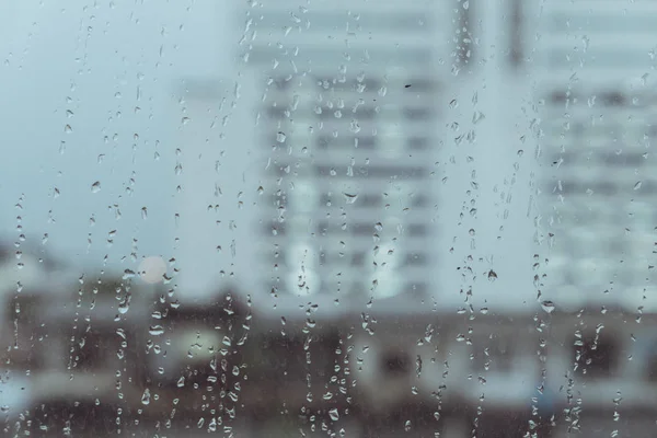 Lloviendo Las Ventanas Vidrio Con Difuminación Fondo Del Edificio Ciudad — Foto de Stock